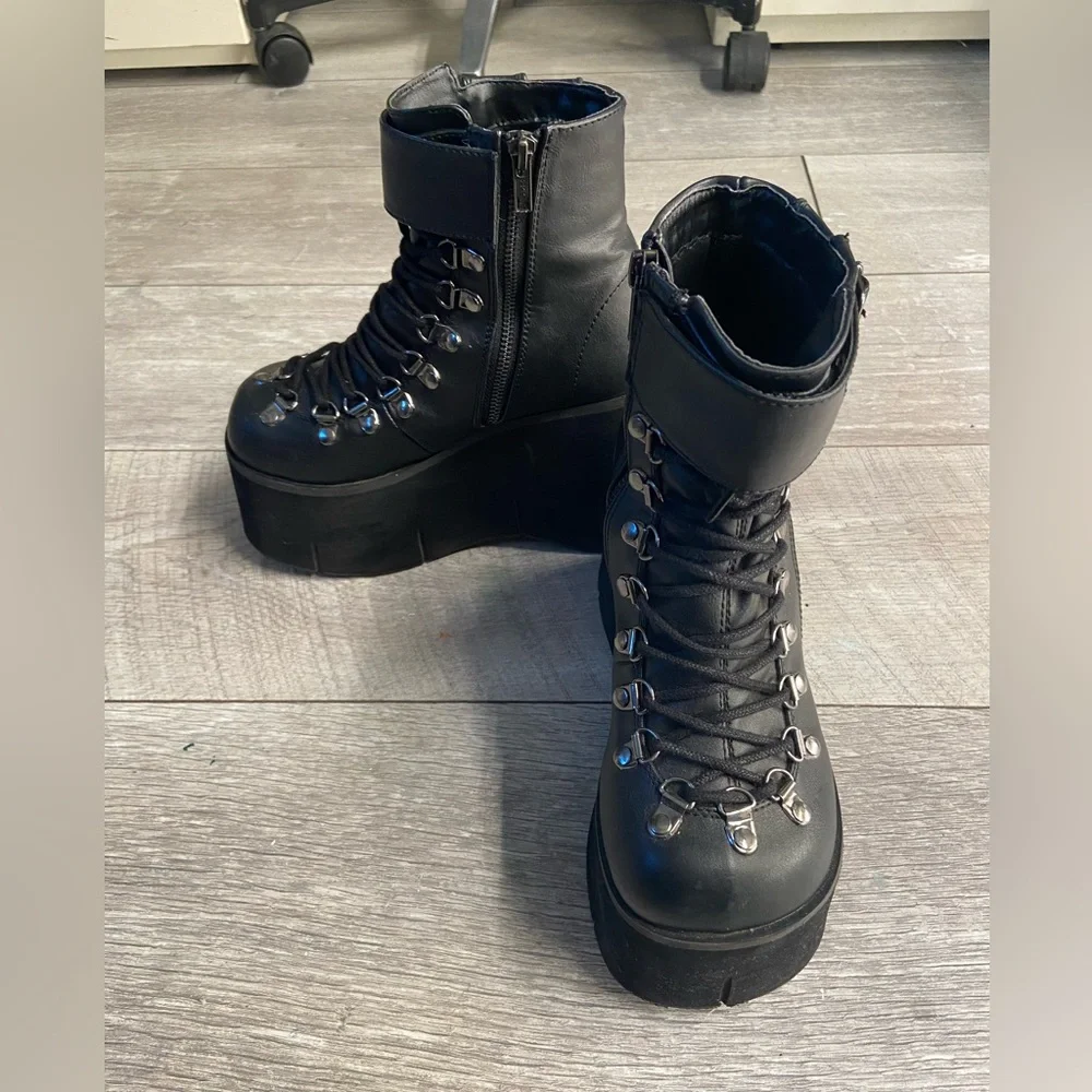 Size 8 Kera 21 boots by Demonia - Picture 10 of 11